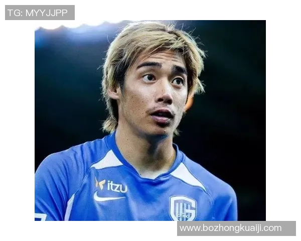 挡脸足球明星盘点他们的独特风格与精彩瞬间